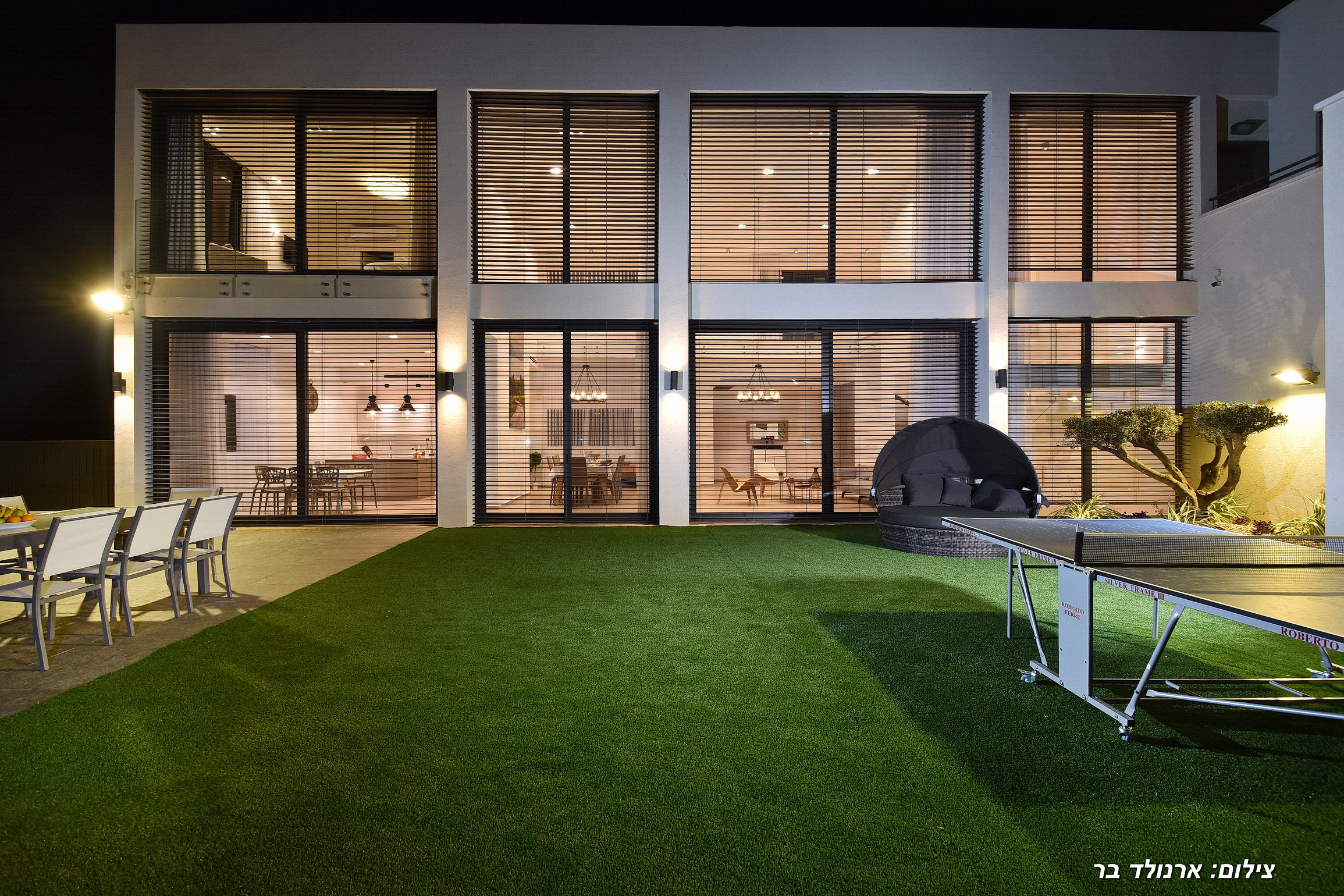 חזית הוילה והגינה