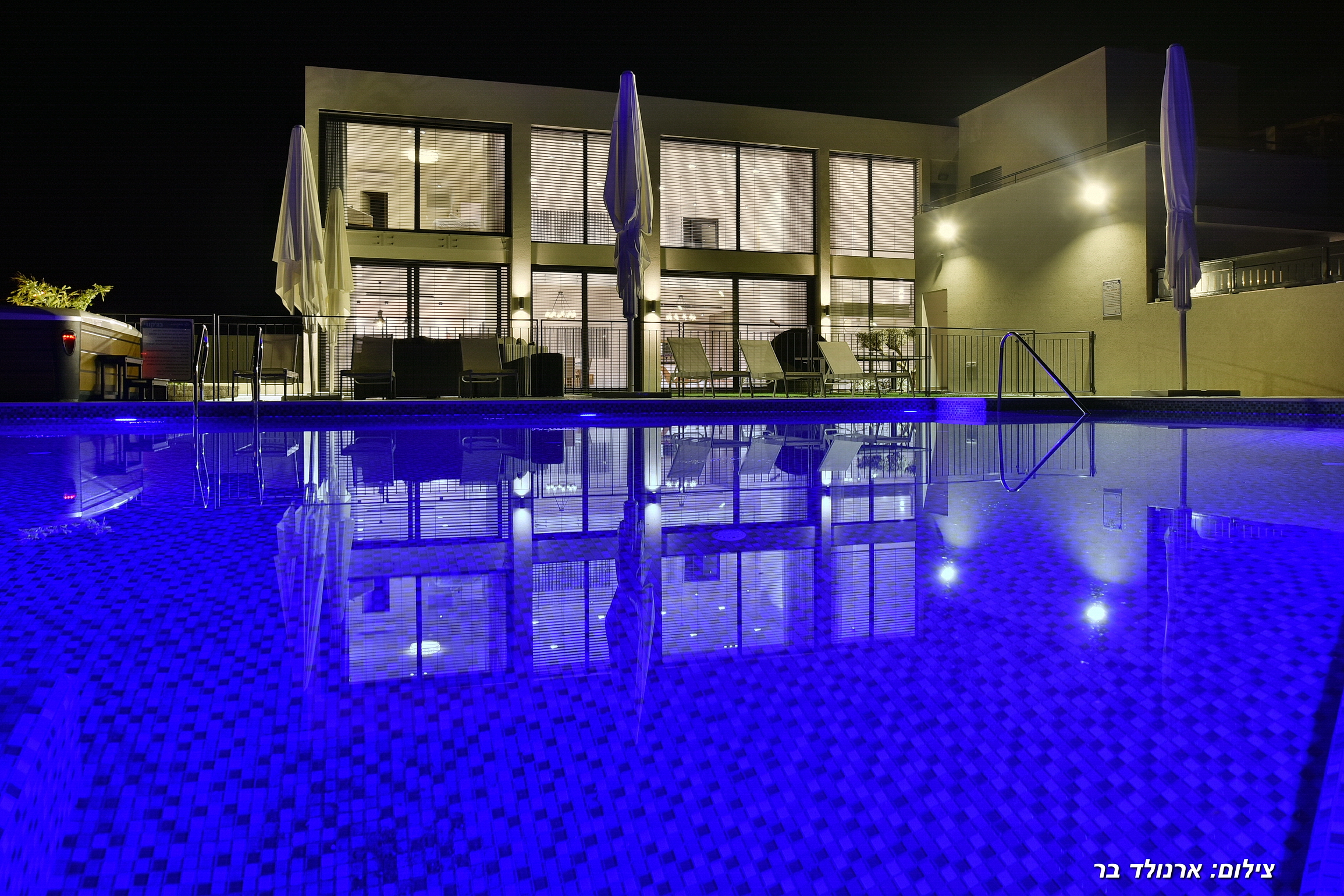 בריכה מוארת בלילה
